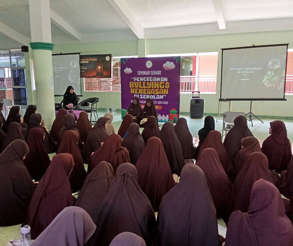 Upaya Mencegah Bullying, SMP dan SMA ISLAM HASMI Putri Selenggarakan Seminar